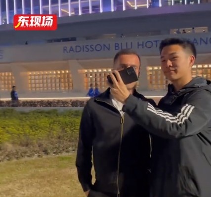 塞爾吉尼奧現身上海八萬人體育場，并與球迷親切打招呼合影