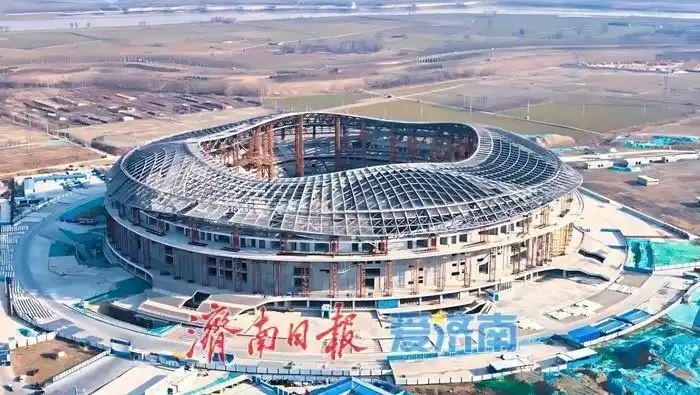 魯媒：戴上1.6萬噸“鋼鐵巨冠”，黃河體育中心球場完成屋蓋施工